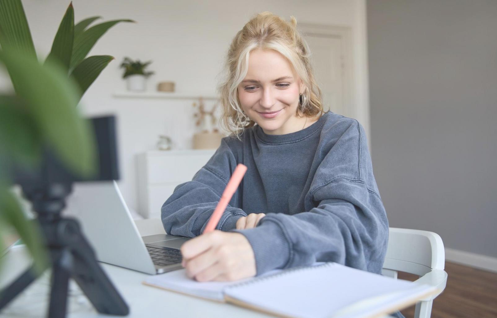 Personas analizando opciones de programas educativos