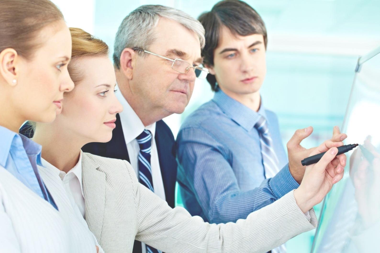 Estudiantes trabajando en ejercicios prácticos de organización financiera