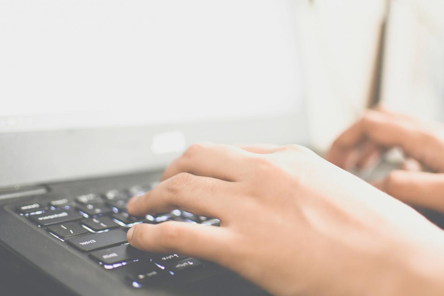 Sesión de trabajo colaborativo entre estudiantes analizando presupuestos